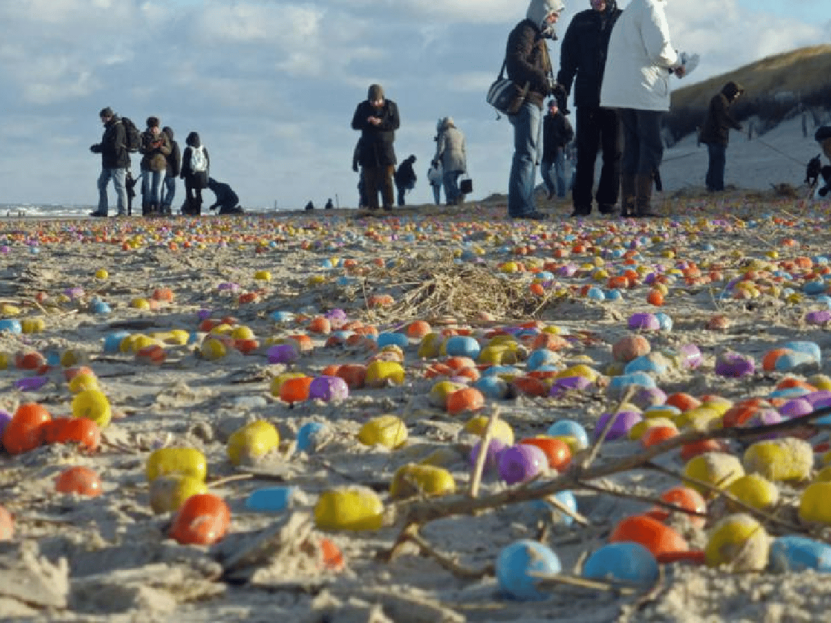 Por qué la costa de una isla amaneció cubierta de huevos Kinder