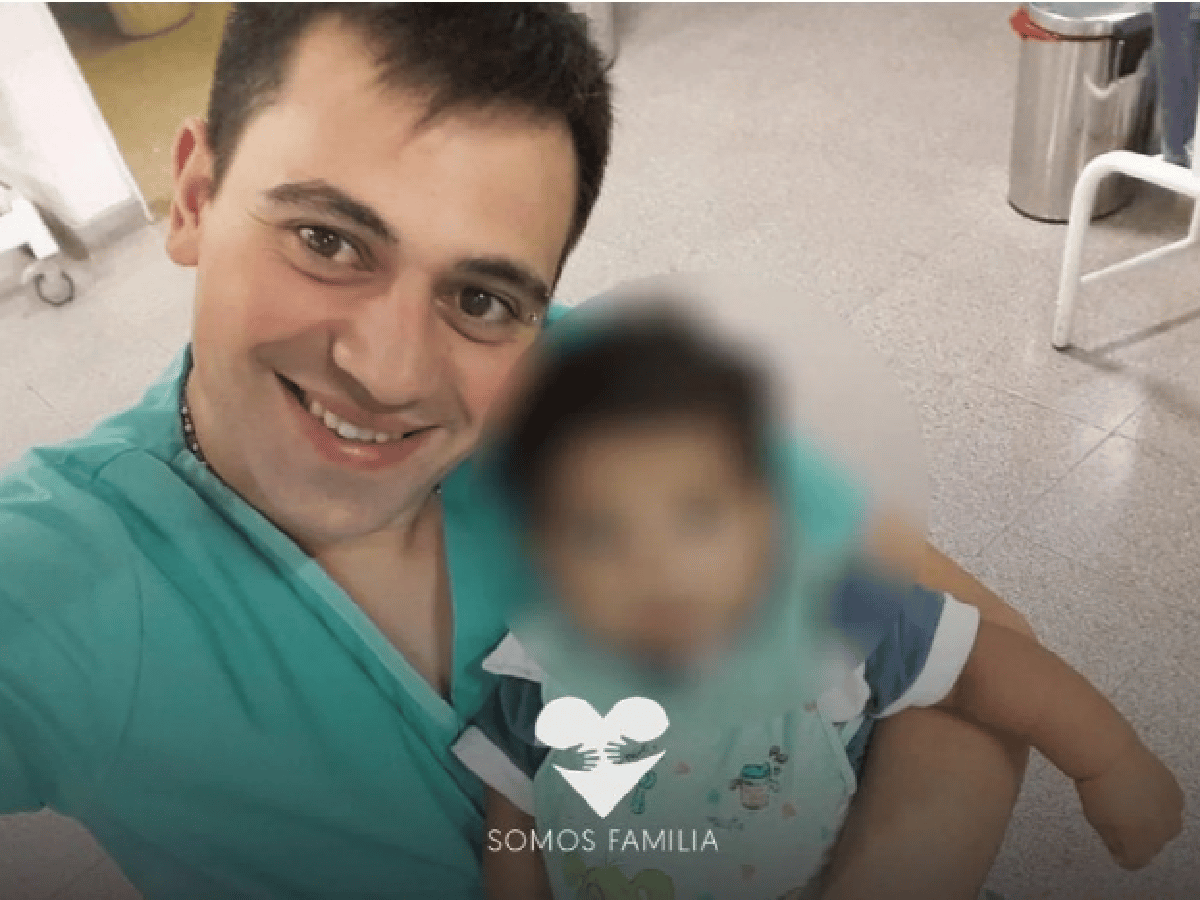 Un enfermero adoptó a un bebé en Tucumán: "Le prometí que si abría los ojos, lo llevaba conmigo a casa"