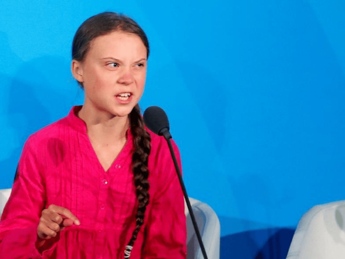 Amenaza a Greta Thunberg: colgaron un muñeco con su cara de un puente en Roma