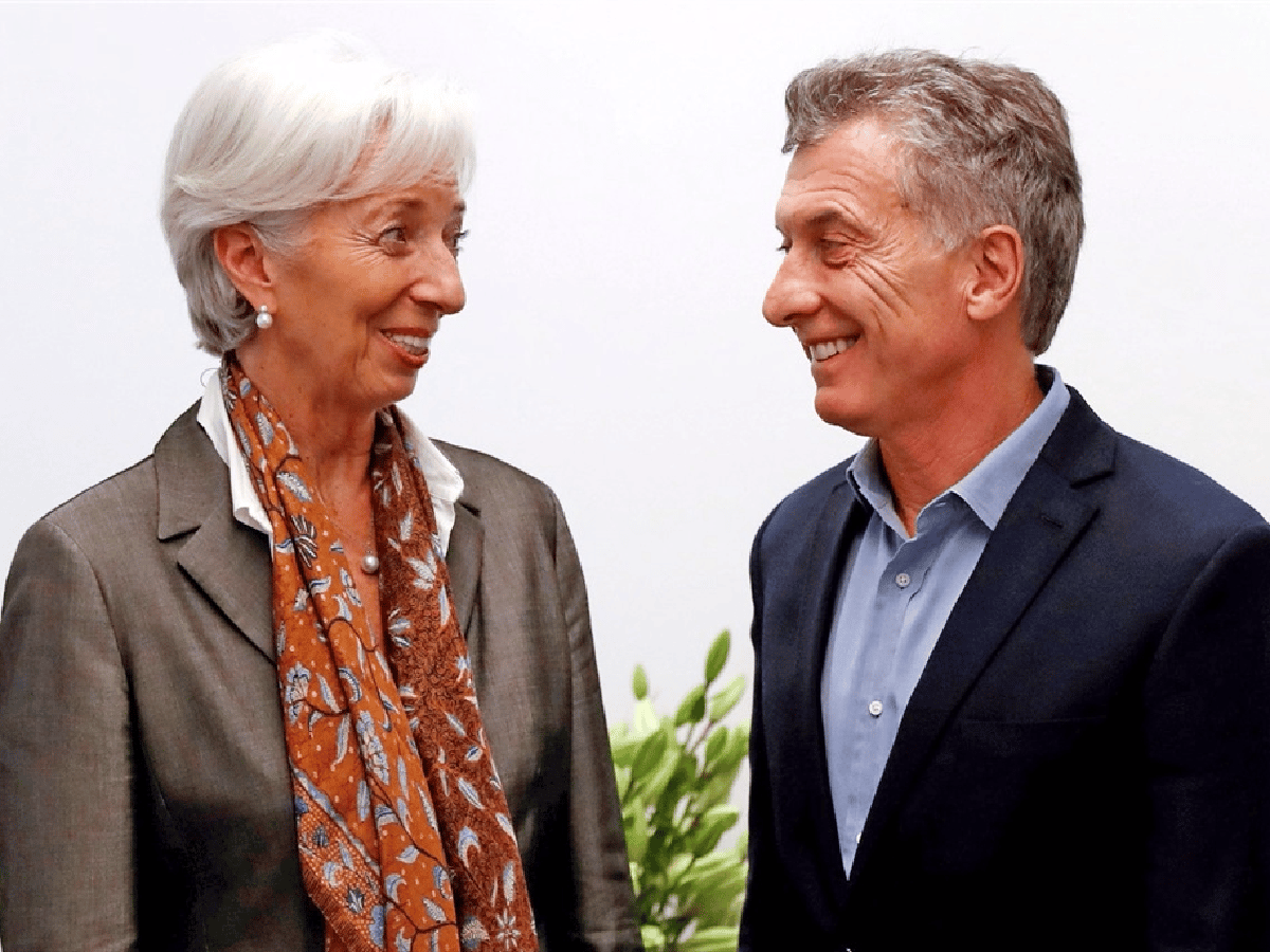 El Gobierno se comprometió ante el FMI a bajar subsidios y echar empleados públicos 