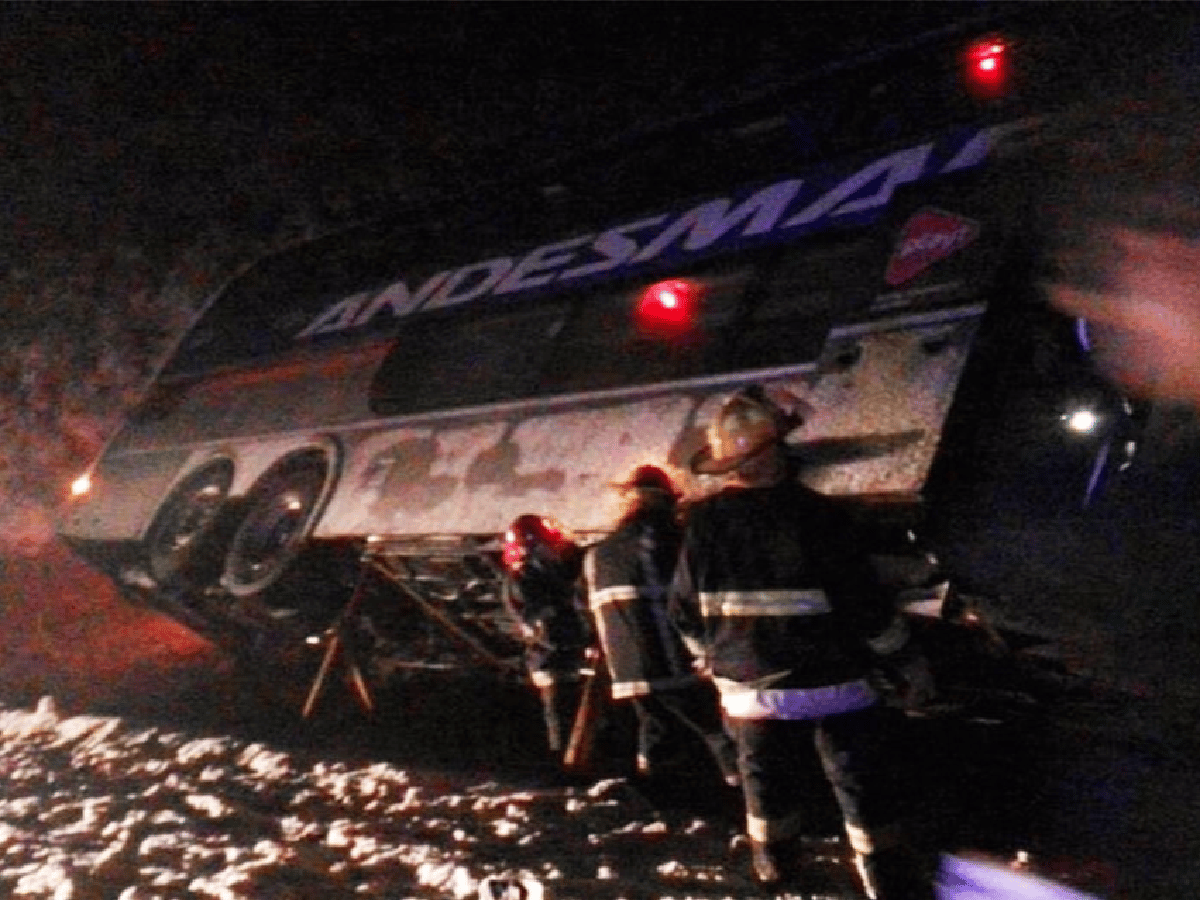 Nueve personas heridas tras el vuelco de un ómnibus en Chubut