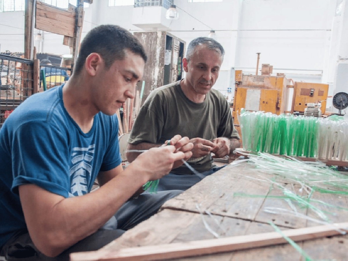 Internos de la cárcel de Olmos reciclan plástico y madera para elaborar escobillones