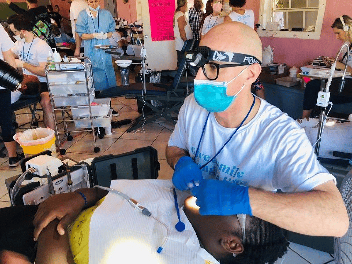 Galvense radicado en EE.UU participó en una misión odontológica con una fundación de Lenny Kravitz