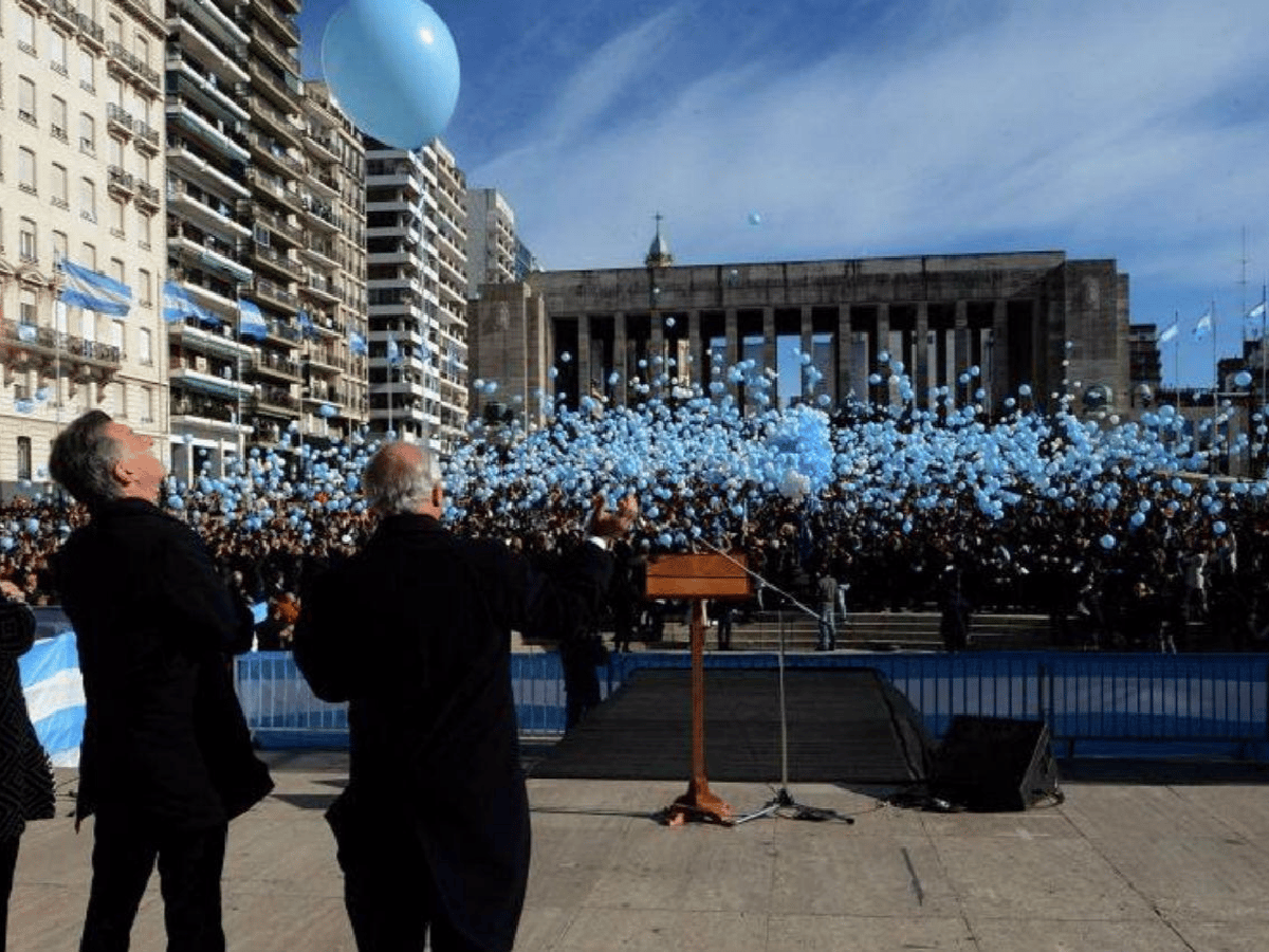 Macri se bajó del acto por el Día de la Bandera en Rosario para evitar posibles disturbios