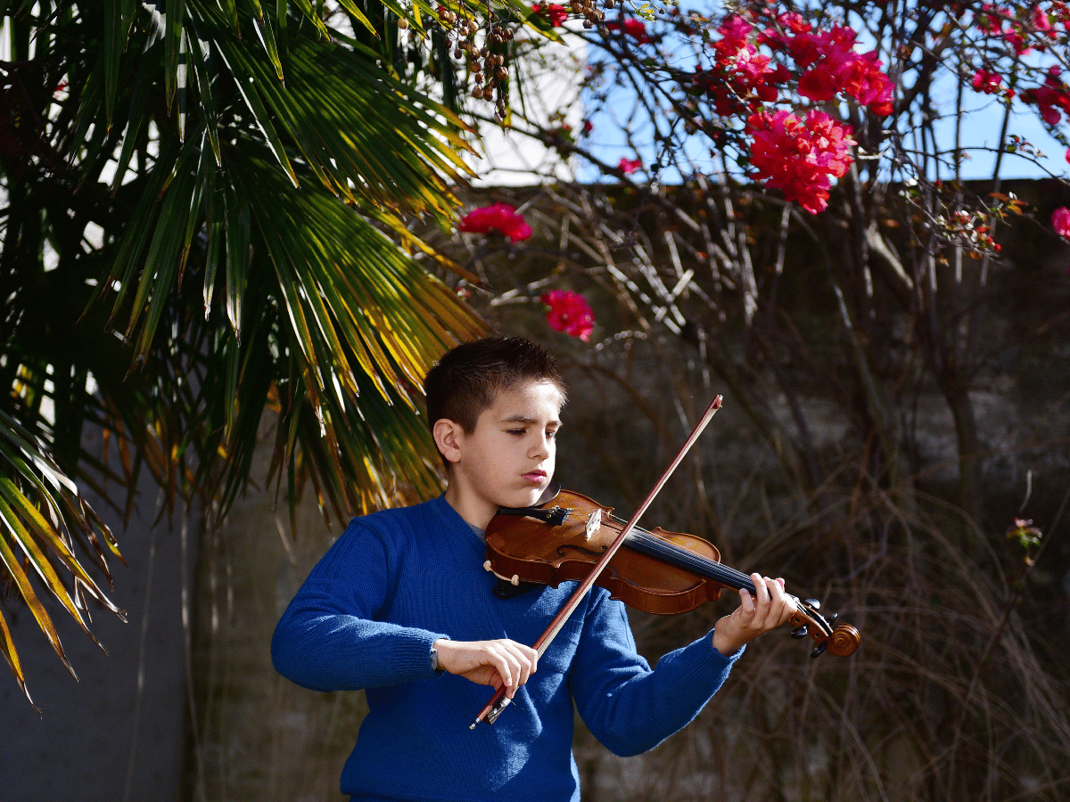 Emanuel Villalba, el niño que sorprende con su violín