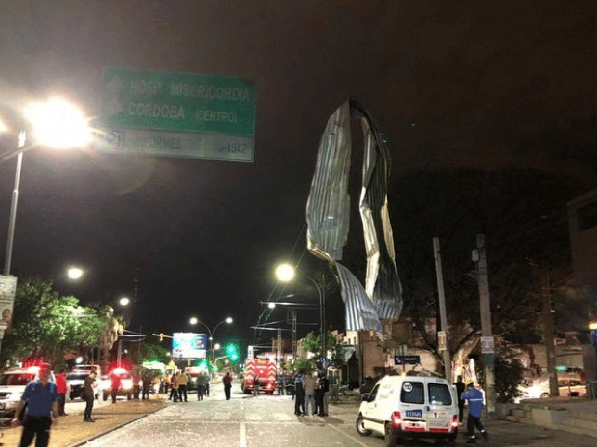 Se derrumbó una pizzería por una fuerte explosión en Córdoba