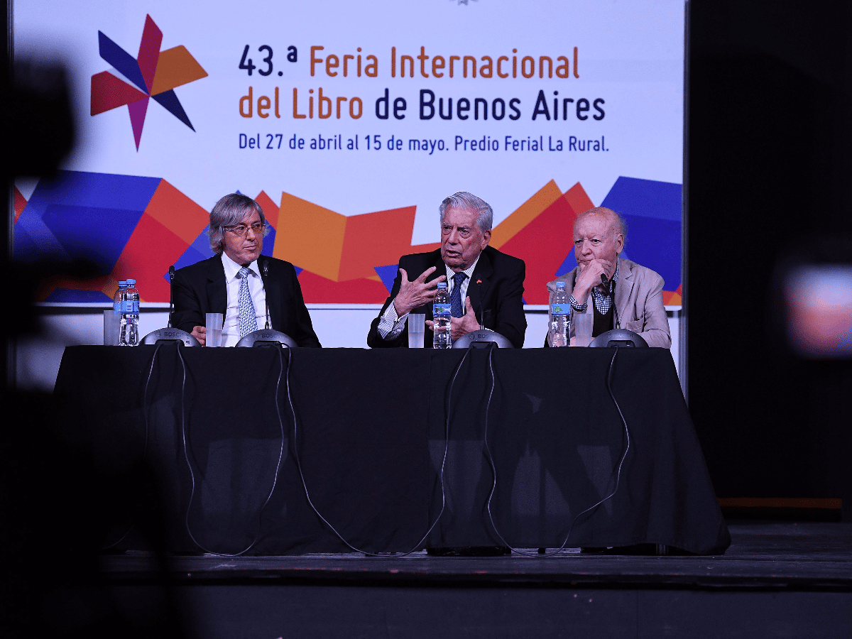 Vargas Llosa y Edwards celebraron a “la palabra escrita en papel” y cuestionaron “la literatura de las pantallas”
