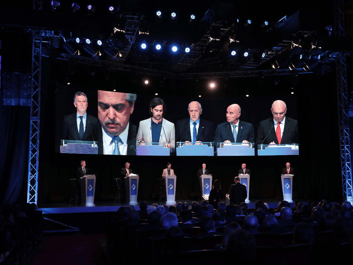 Con nuevos picantes cruces entre Macri y Fernández, debatieron los seis candidatos a una semana de la definición electoral