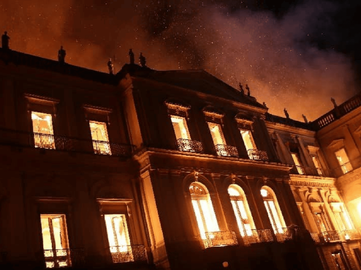 Dantesco incendio devoró el Museo Nacional de Río de Janeiro