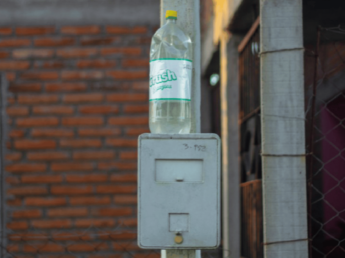 Ponen botellas de agua sobre medidores para bajar el consumo