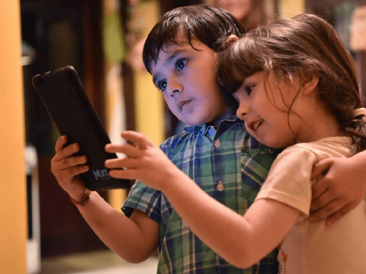 Los niños que pasan más de 2 horas frente a pantallas tienen menor desarrollo cognitivo
