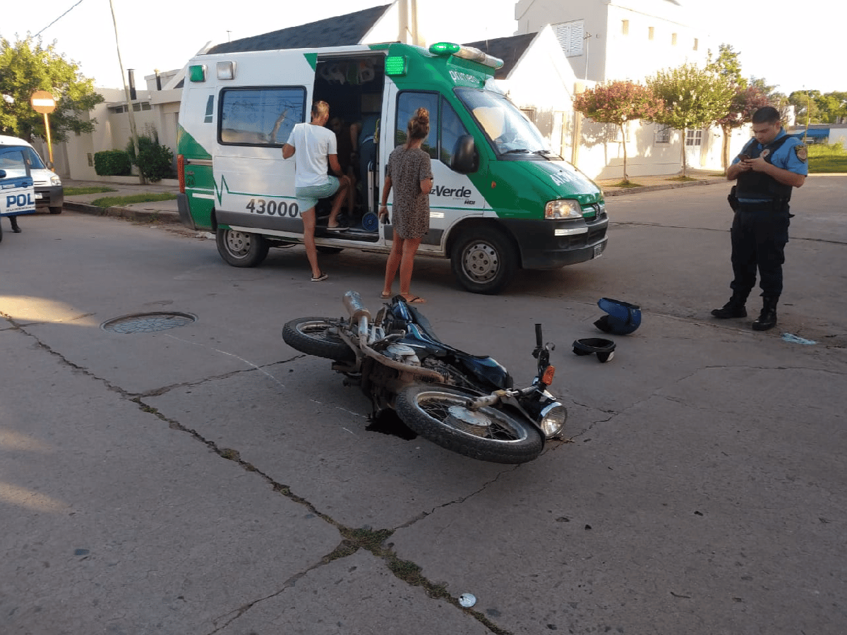 Motociclista chocó a un auto en barrio Catedral