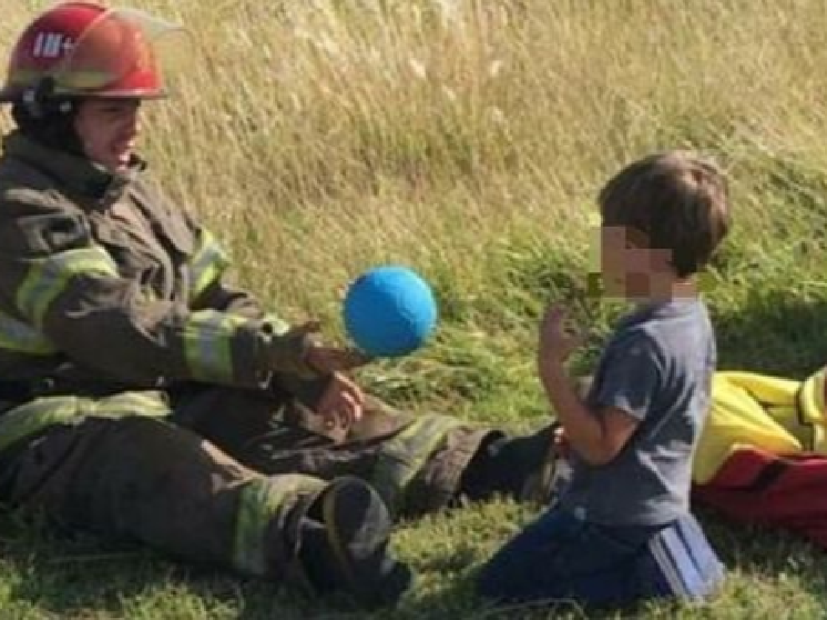 Los bomberos que llevan juguetes para entretener a los chicos en las emergencias