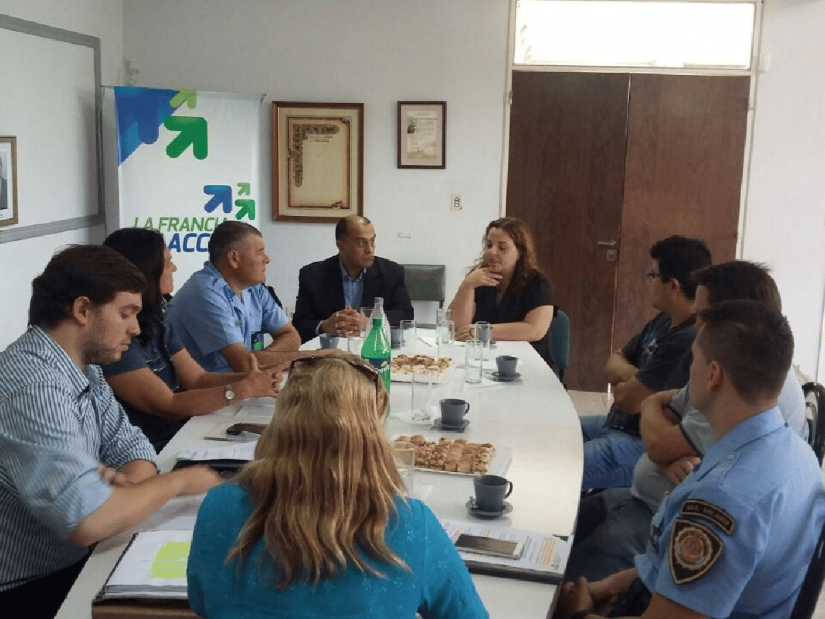 Municipio y policía se reunieron con  propietarios de boliches en La Francia 