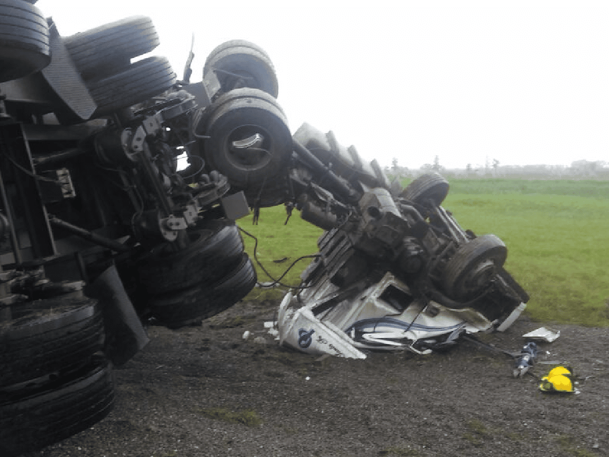 Impactante: un camión tumbó en la autovía 19