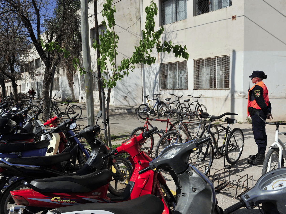 Personal policial custodia  el colegio Pablo VI, luego  de varios robos de bicicletas