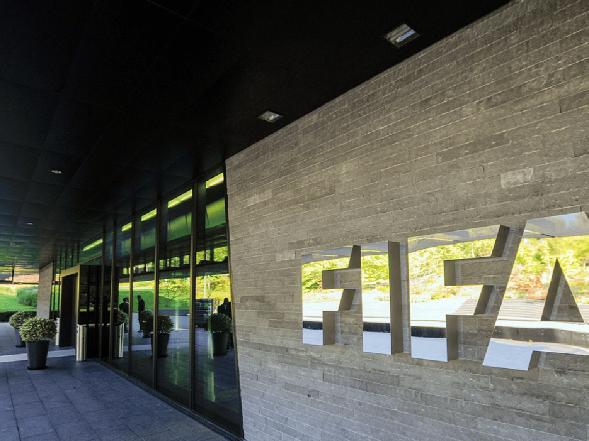 FIFA recomendará prolongar contratos de jugadores que finalicen en junio