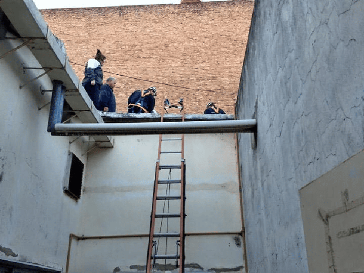 Bomberos rescataron a un trabajador de la construcción accidentado Titulo 