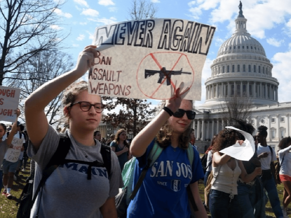 Trump propone armar a los docentes para evitar tiroteos