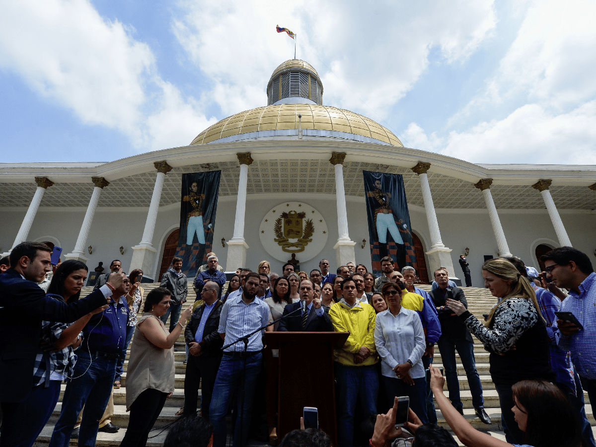 Venezuela: Maduro disolvió el Parlamento y la oposición denuncia un golpe de Estado 