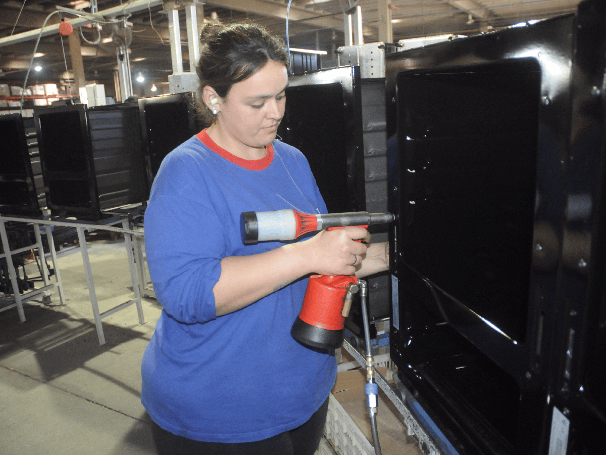 Entre máquinas y fábricas:  las mujeres se insertan  en la industria local