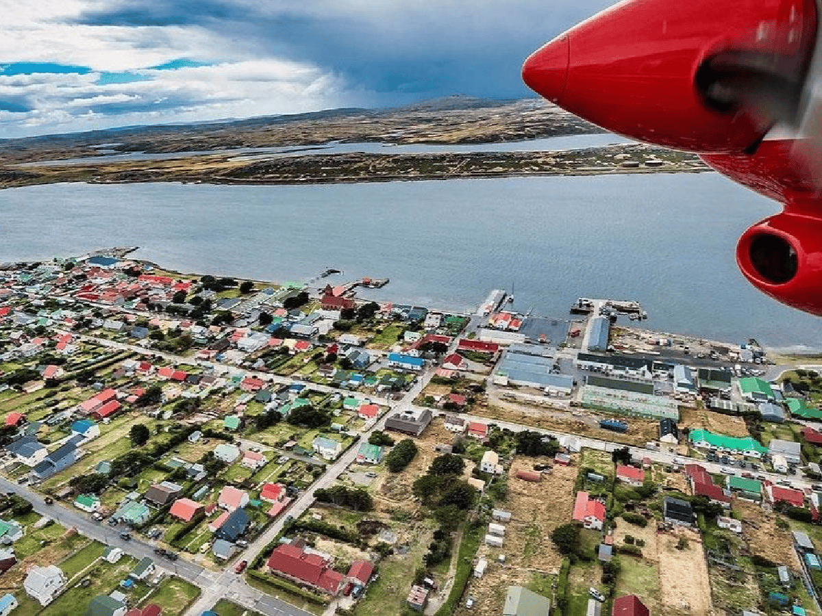 Latam informó que está avanzando en la habilitación del vuelo a Malvinas con escala en Córdoba