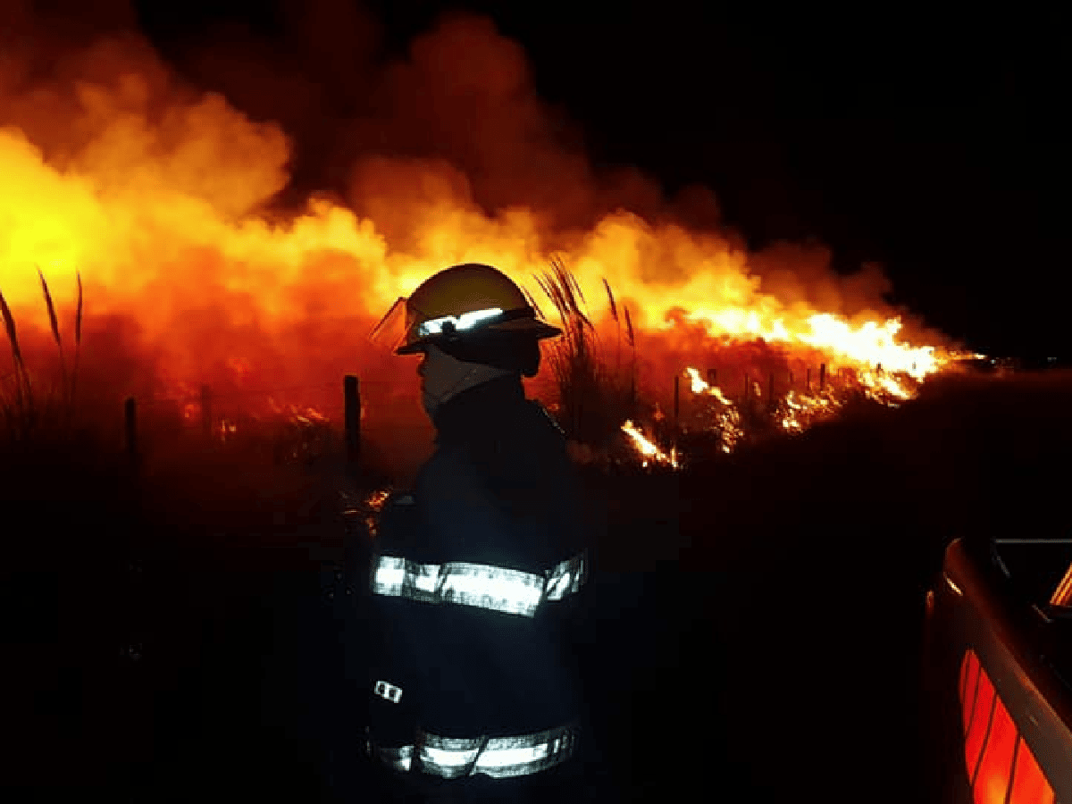 Tras trece horas de trabajo, bomberos lograron extinguir incendio sobre ruta 158