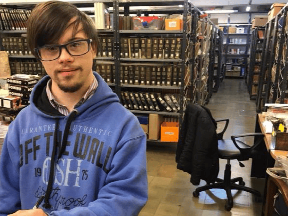 Joaquín tiene síndrome de Down y es el nuevo bibliotecario del Monserrat