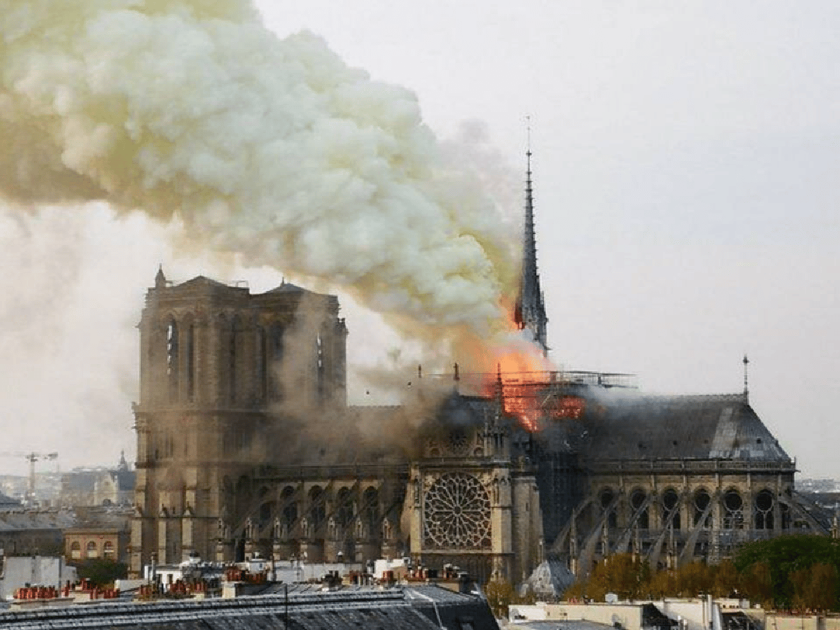 El incendio en Notre Dame está totalmente controlado