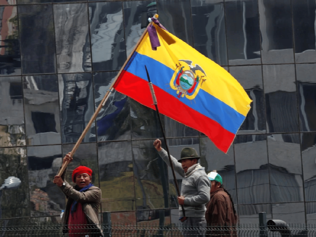 Ecuador: seis policías fueron tomados como rehenes por manifestantes