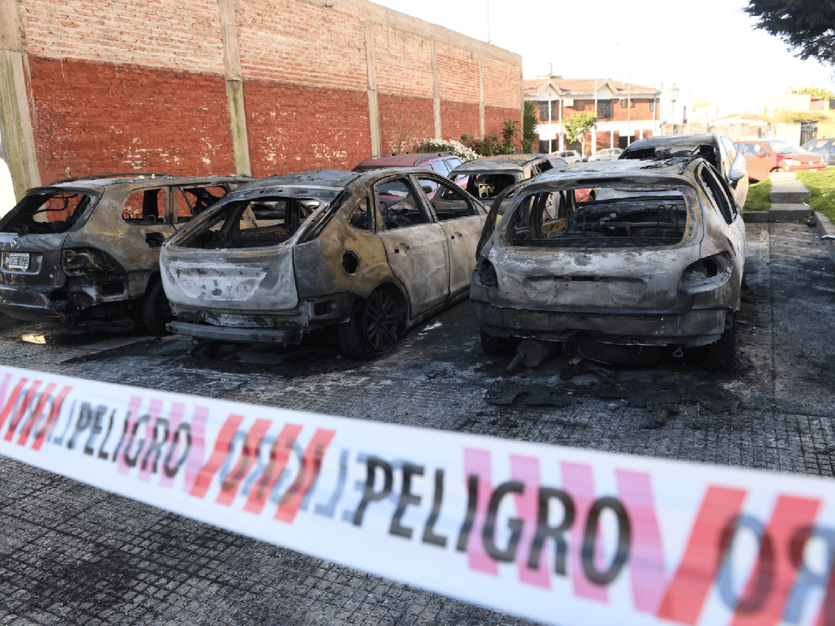 [Video] Ataque de quemacoches en Mataderos: seis autos incendiados