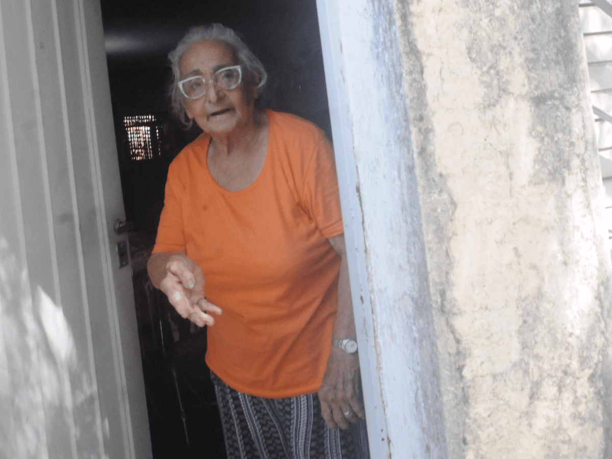 Cumple arresto domiciliario anciana que fue con un arma   a la comisaria a denunciar  por su casa usurpada  