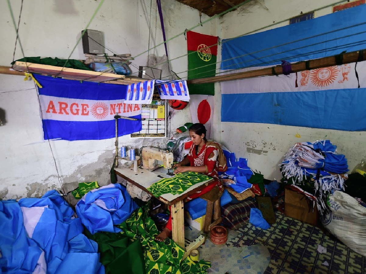 Detrás del fervor de Bangladesh por Argentina y Brasil, el negocio de las banderas de Messi y Neymar