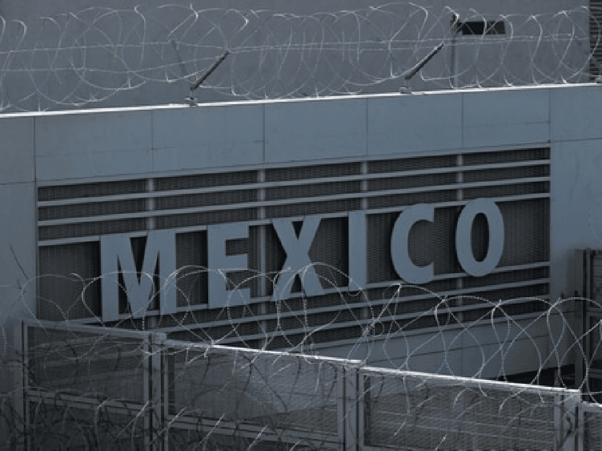 Estados Unidos cerró sorpresivamente el cruce fronterizo con México donde llega el grueso de la caravana migrante