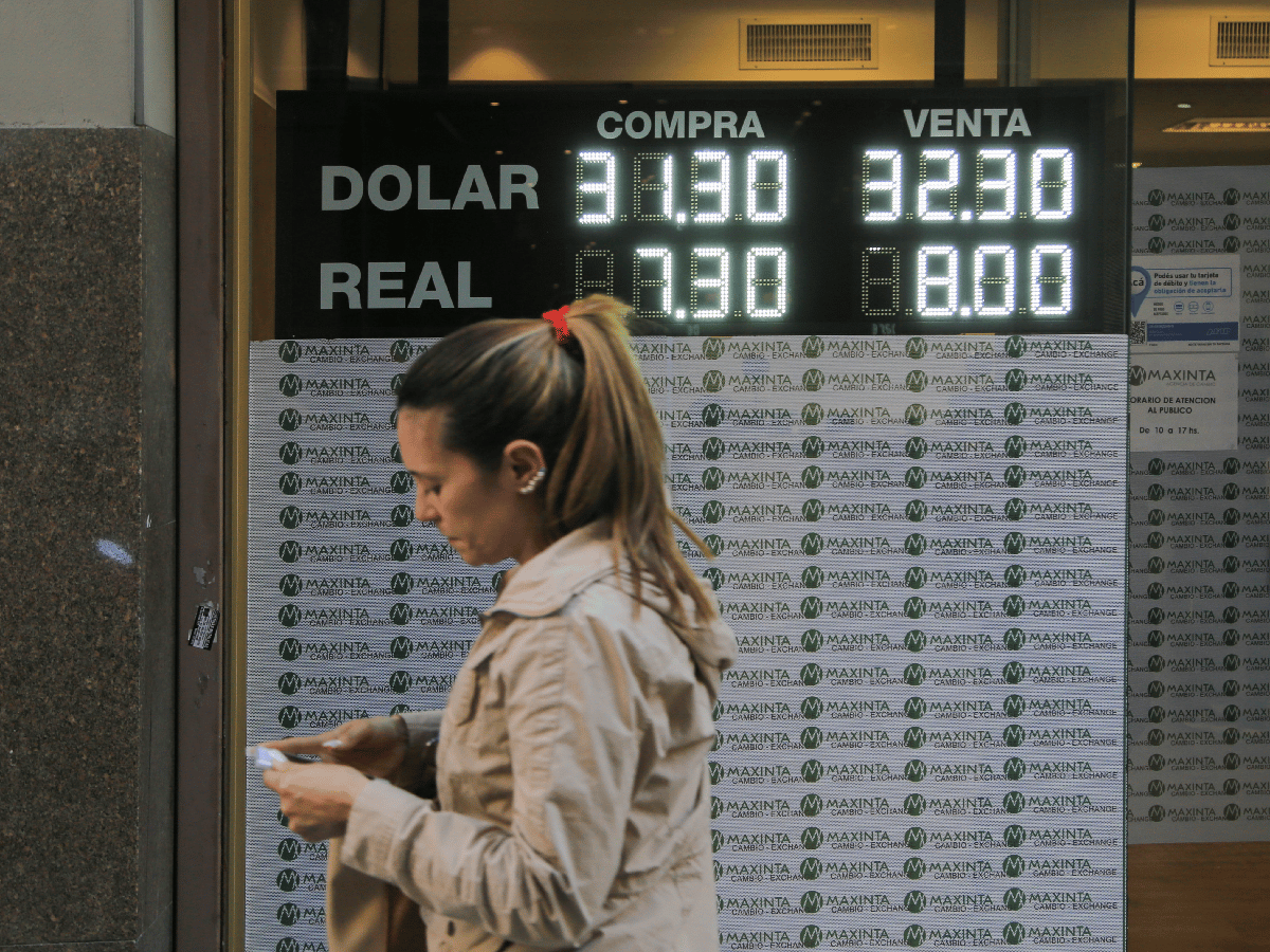 El dólar superó los 32 pesos a pesar de que el Banco Central volvió a vender reservas 