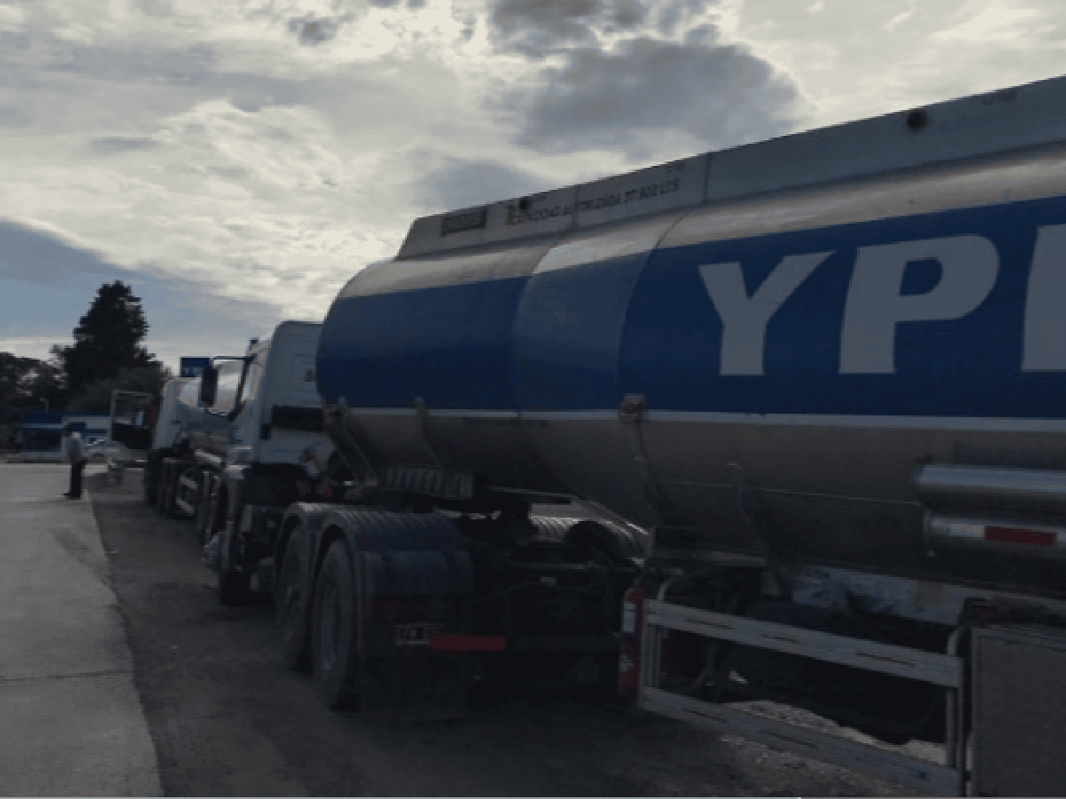Camioneros paralizan planta distribuidora de YPF en Monte Cristo