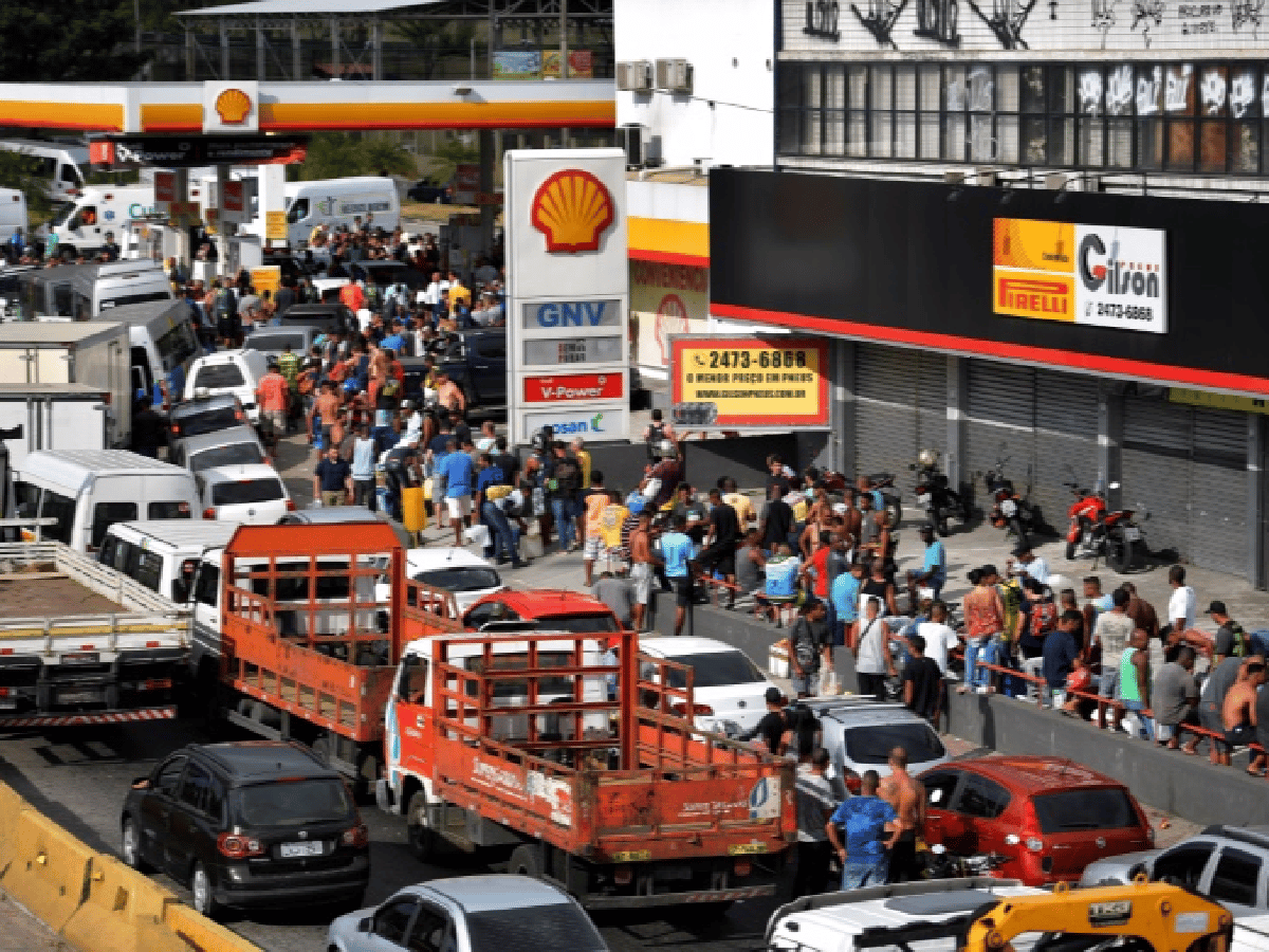 Camioneros brasileños mantienen bloqueos, el Gobierno denuncia presencia de "infiltrados"