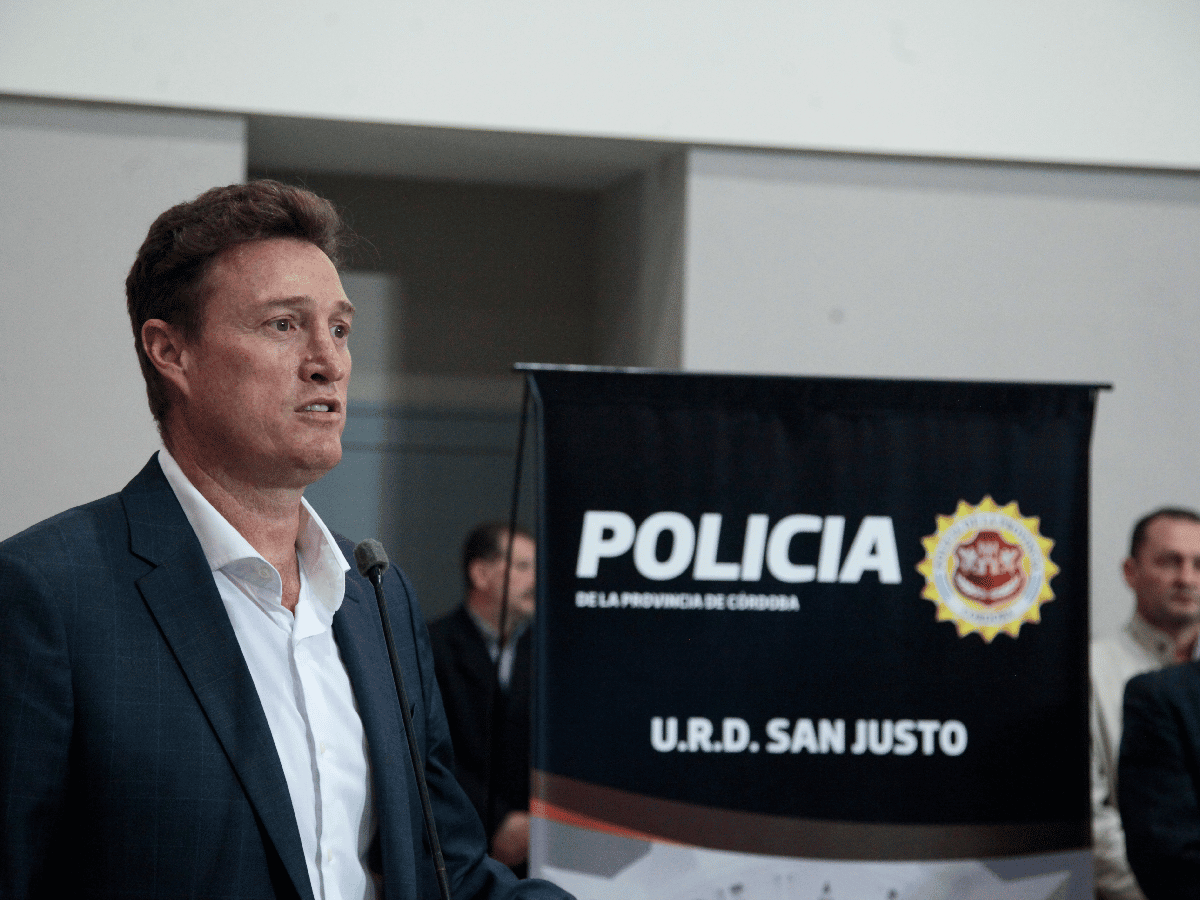 García Aresca entrega cuatro motos a la Policía