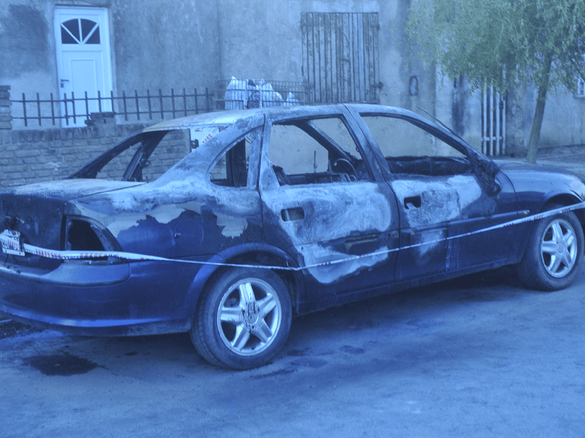 Un auto apareció incendiado e investigan si fue intencional