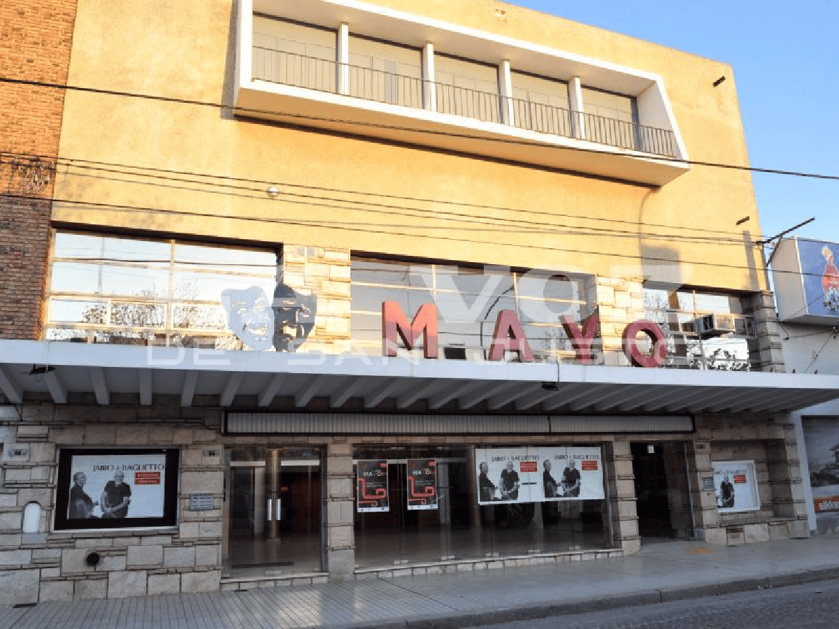 Robaron reflectores del frente del Teatro Mayo