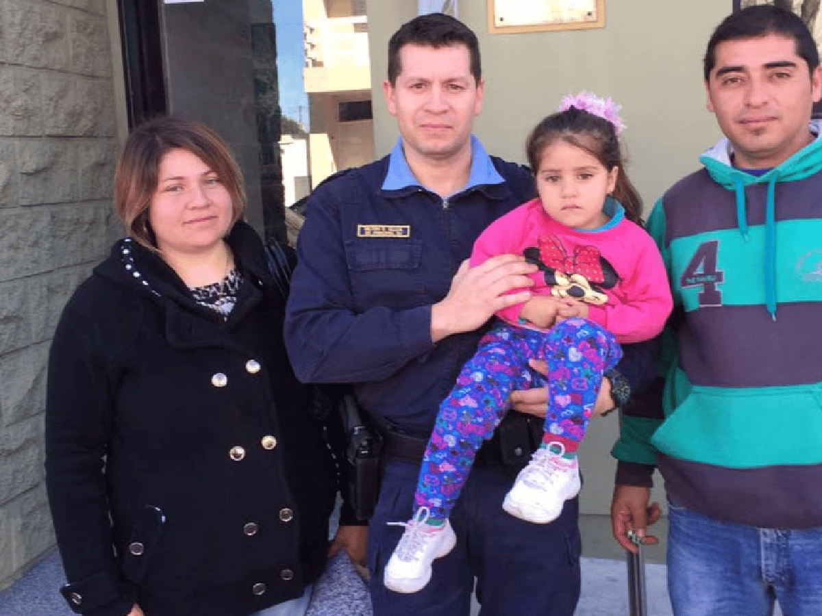 Arroyito: Un policía salva la vida de una niña que se atragantó con un caramelo