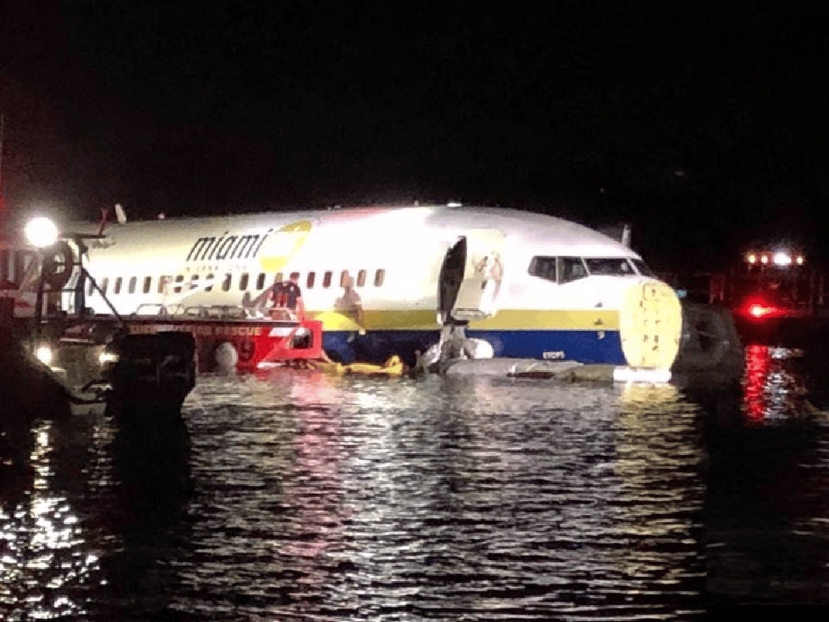 Impactante: cayó un avión con 143 pasajeros a un río en Estados Unidos