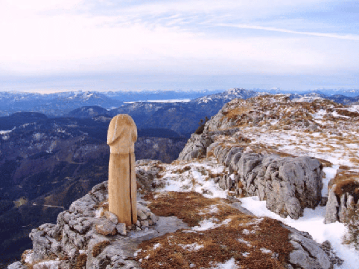 Una montañista descubre un misterioso falo gigante de madera en los Alpes