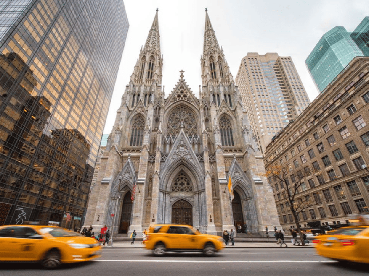 Detienen a un hombre que entró a la Catedral de Nueva York con dos bidones de nafta