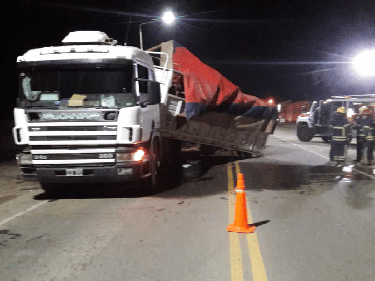 Las Varillas: un camionero se durmió y chocó a otro estacionado