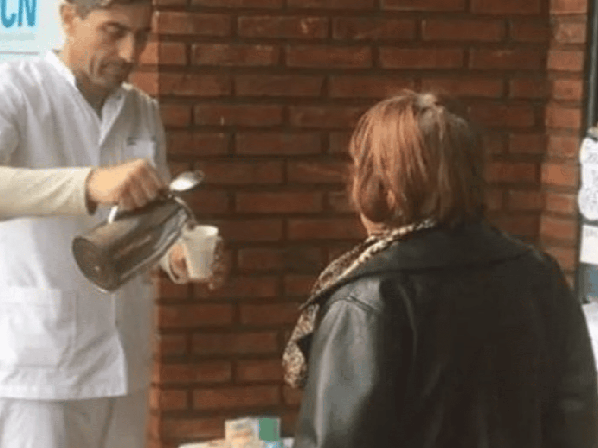 La Plata: una farmacia ofrece té y café caliente para personas que lo necesiten