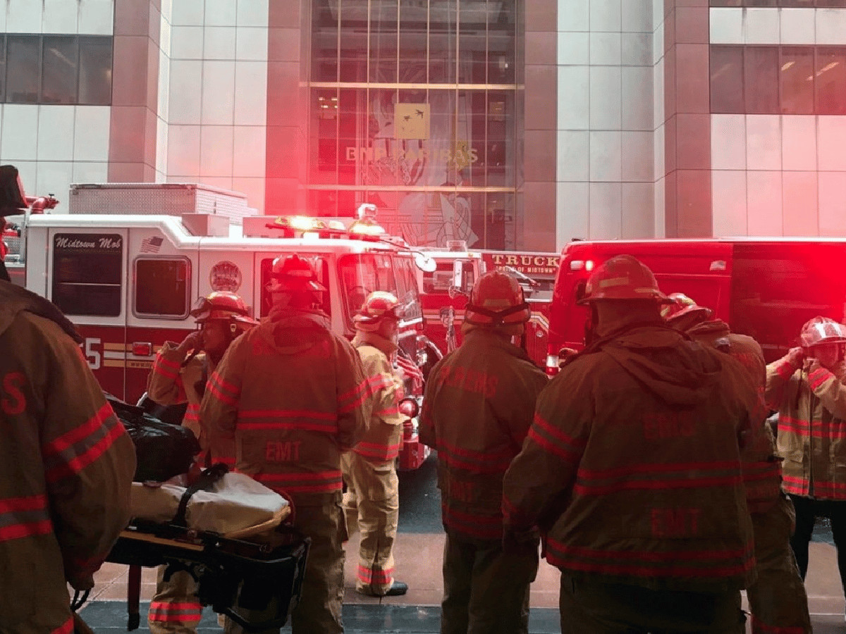 Un helicóptero se estrella contra un edificio en Nueva York en un aterrizaje forzoso