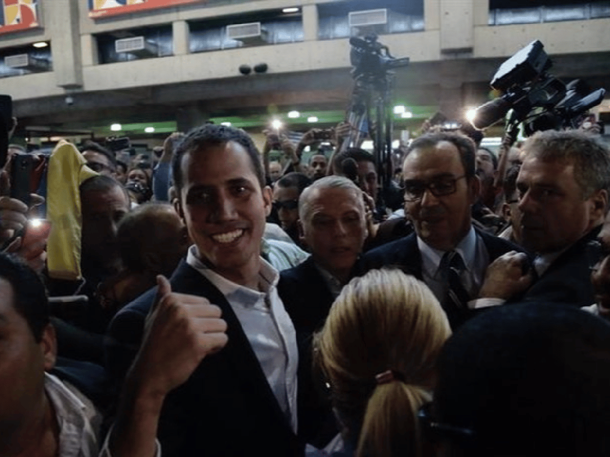 Guaidó llegó a Caracas, fue recibido por embajadores y miles de venezolanos lo esperan en las calles