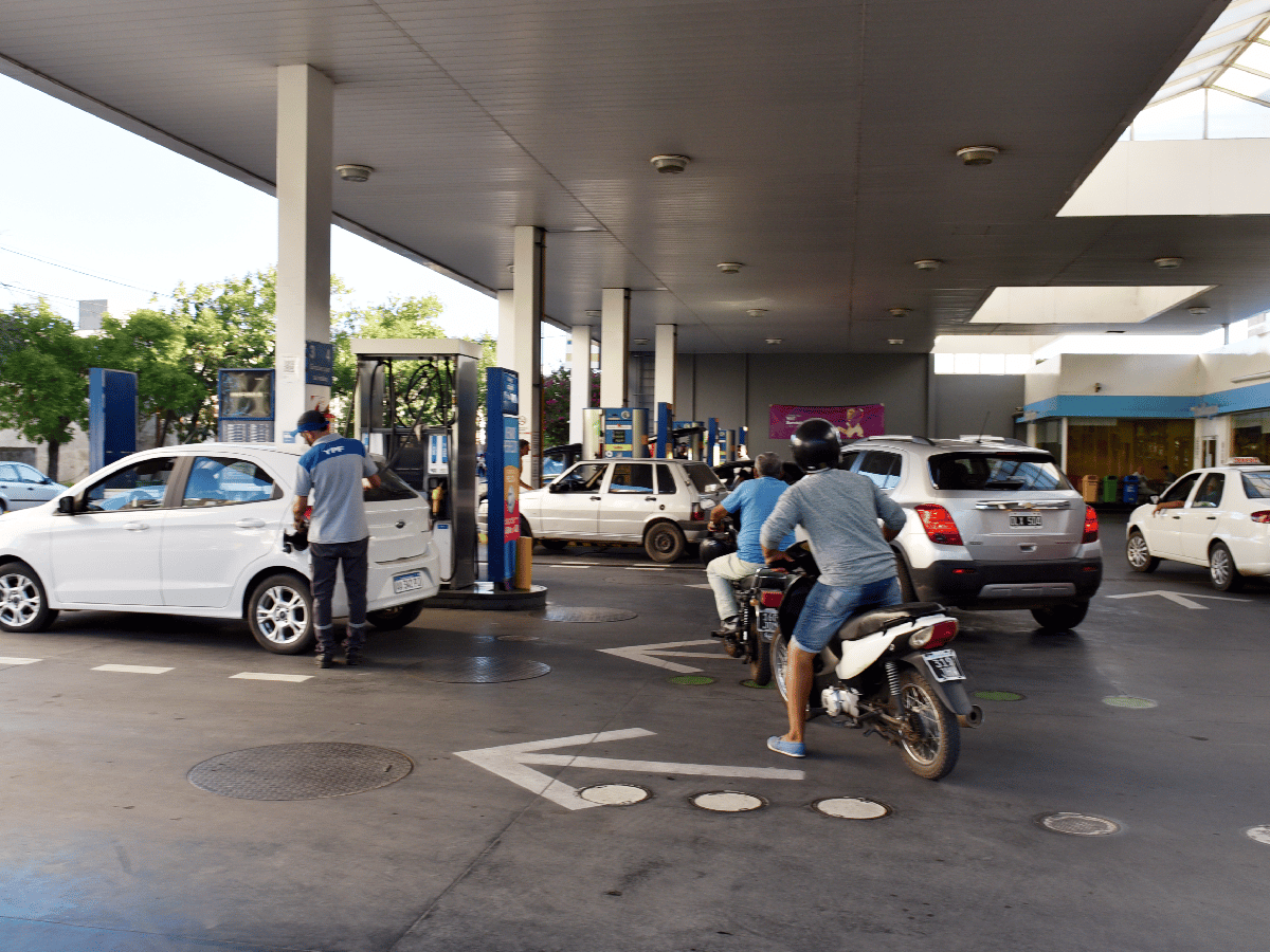 YPF admite atraso en el precio de combustibles, pero prevé un ajuste gradual