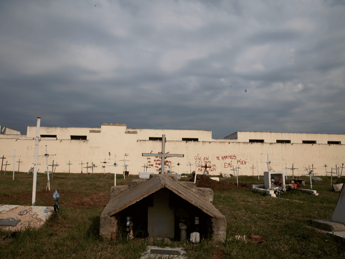 El costado menos conocido del cementerio, donde se recibe a la muerte bajo tierra 